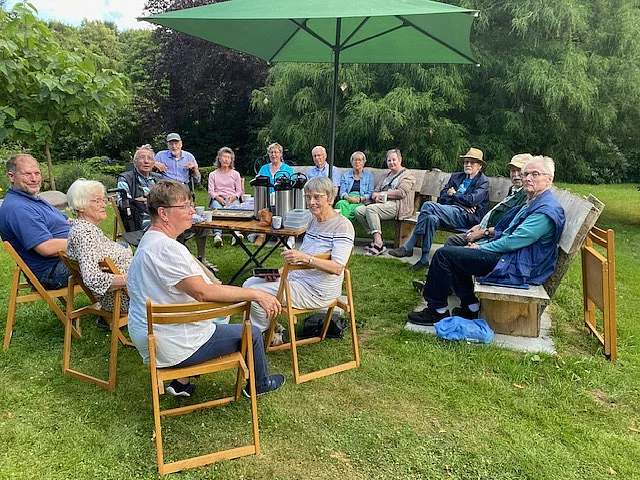 Treffen auf der Begegnungsbank